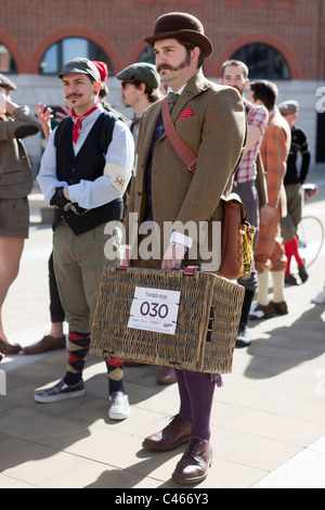 Der Tweed Run, London, UK, 11. April 2011: Teilnehmer versammeln sich in Paternoster Square Foto von Mike Goldwater Stockfoto