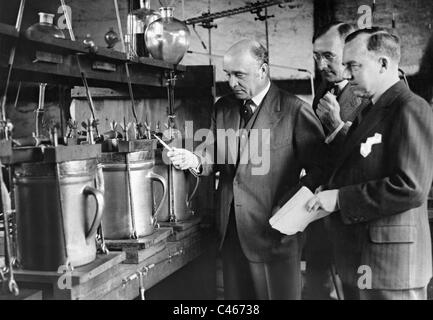 Friedrich Bergius in seinem Labor, 1932 Stockfoto