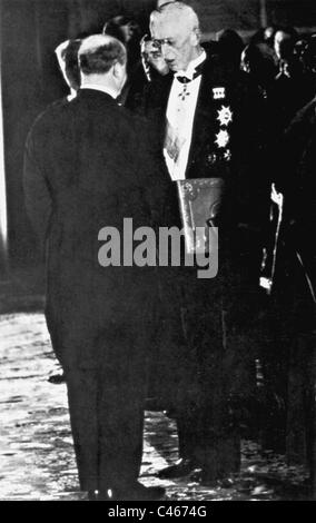 Friedrich Bergius und König Gustav V bei der Nobel-Zeremonie, 1931 Stockfoto