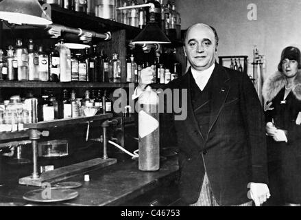 Friedrich Bergius in seinem Labor, 1928 Stockfoto