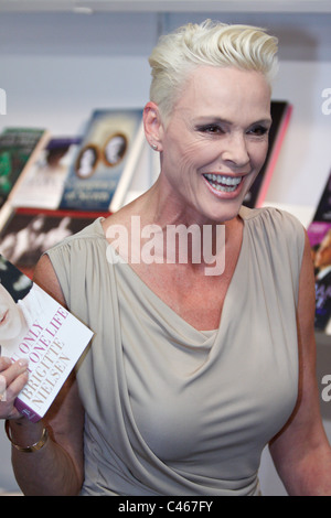 Brigitte Nielsen Posen für die Fotografen bei der Vorstellung ihrer Autobiographie unter dem Titel Sie erhalten nur ein Leben. Stockfoto