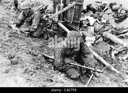 Soldaten der SS-Waffe während einer Pause in den Kämpfen an der Ostfront, 1941 Stockfoto