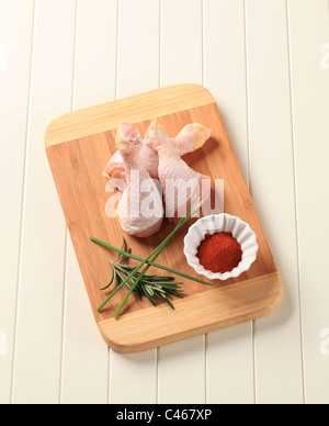 Rohem Hühnerfleisch Drumsticks auf ein Schneidebrett Stockfoto