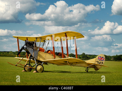 Ein Replikat werden - 2C WW1 Oldtimer Doppeldecker auf Unternehmen Flugplatz, Northamptonshire, 06.01.2011. Stockfoto