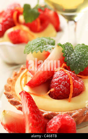 Dessert - kleine Puddingtörtchen mit frischen Früchten Stockfoto