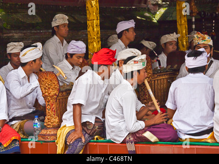 Ein balinesische Musiker spielt Querflöte bei PURA BEJI Tempel im Dorf Mas während der GALUNGAN FESTIVAL - UBUD, BALI, Indonesien Stockfoto