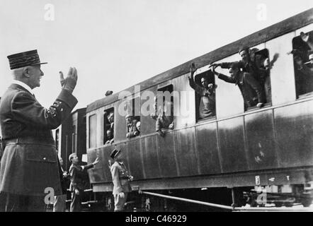 Henri Philippe Pétain begrüßt zurückkehrenden Kriegsgefangenen, 1941 Stockfoto