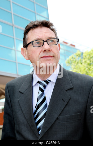 Geschäftsmann, tragen Spezifikationen außerhalb eines Gebäudes, Glas. Stockfoto