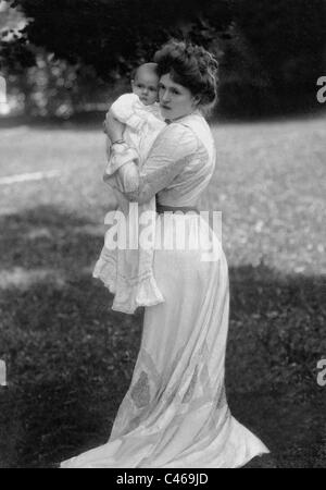 Herzogin Marie Gabrielle in Bayern mit Prinz Luitpold von Bayern, 1901 Stockfoto