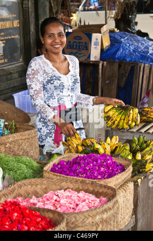 Obst und Blumen sind während der GALUNGAN FESTIVAL - UBUD, BALI, Indonesien in der zentrale Markt zum Verkauf angeboten. Stockfoto