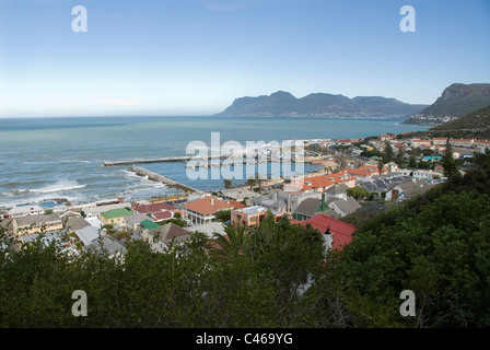 Ein Blick auf den Hafen von Kalk Bay und die Stadt mit dem Atlantik, Cape Point und Simons Town in der Ferne. Stockfoto