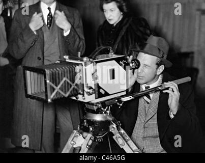 Gary Cooper hinter der Kamera in Babelsberg, 1938 Stockfoto