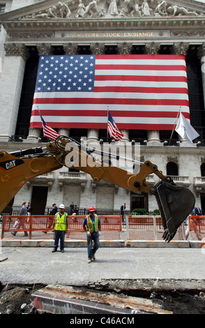 Bauarbeiten im Gange außerhalb der New Yorker Börse in der Wall Street in New York City. Stockfoto