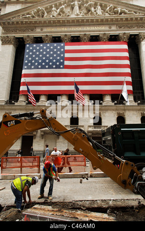 Bauarbeiten im Gange außerhalb der New Yorker Börse in der Wall Street in New York City. Stockfoto