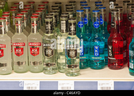 Alcopops in einem Supermarktregal Stockfoto