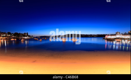 Sydney Harbour in der Nacht von Manly Cove. Stockfoto