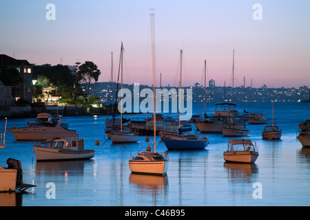 Eine abgeschiedene Oase für Boote im Hafen von Sydney in der Nähe von Manly Cove. Stockfoto
