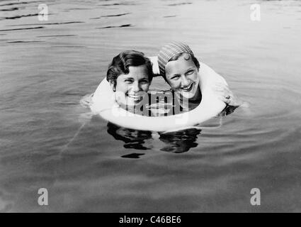 Olga und Ada Tschechowa mit einem Rettungsring, 1932 Stockfoto