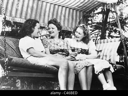 Olga Chekhova mit ihrer Tochter Ada und ihre Nichte, 1939 Stockfoto