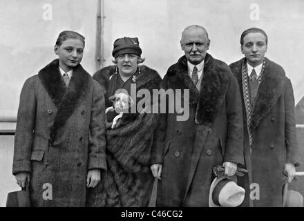 Louis Adlon, seiner Frau Hedda und seine Söhne Louis Jr. und Carl in New York, 1926 Stockfoto