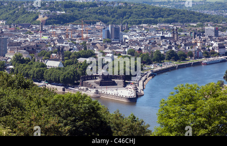 Einen erhöhten Blick auf Koblenz und dem Deutschen Eck (Deutsches Eck), wo die Flüsse Rhein und Mosel treffen. Stockfoto