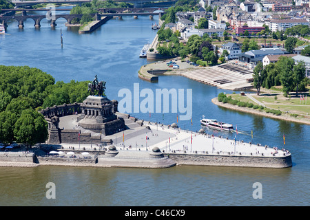 Das Deutsches Eck (Deutsches Eck), ein Wahrzeichen in der deutschen Stadt Koblenz, wo die Flüsse Rhein und Mosel treffen. Stockfoto