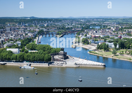 Einen erhöhten Blick auf Koblenz und dem Deutschen Eck (Deutsches Eck), wo die Flüsse Rhein und Mosel treffen. Stockfoto