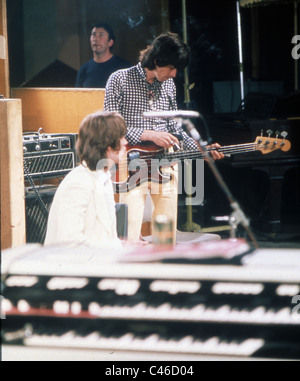 MICK JAGGER (l) und Keith Richards Tonaufnahme für Film Sympathy For The Devil aka One Plus One, Juni 1968. Foto Tony Gale Stockfoto