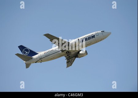 Flugzeug Boeing 737-300 der bulgarischen Fluggesellschaft Tarom beim Start vom Flughafen München in Deutschland Stockfoto