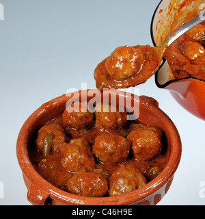 Albondigas (Spanische Fleischbällchen) in Tomatensoße, Calypso, Costa del Sol, Andalusien, Spanien in Westeuropa. Stockfoto