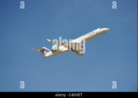 Flugzeug Bombardier CRJ700 der Fluggesellschaft Air France Brit Air beim Start vom Flughafen München in Deutschland Stockfoto