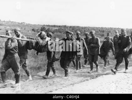 Russische Kriegsgefangene, die von deutschen Soldaten an der Ostfront, nach 1941 (s/w Foto) Stockfoto