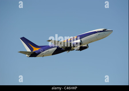 Flugzeug Boeing 737-300 der russischen Fluggesellschaft KD beim Start vom Flughafen München in Deutschland Stockfoto