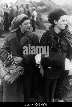 Weibliche Soldaten der Roten Armee, die als Gefangene an der Ostfront, nach 1941 (s/w Foto) Stockfoto