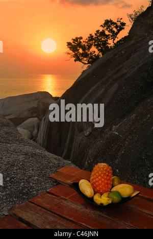 Exotische Früchte-Platte bei tropischen Sonnenuntergang Stockfoto