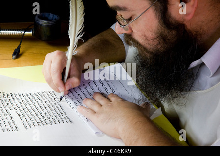 Foto ein orthodoxer Jude, macht die Arbeit von Kopisten der Schriften Stockfoto