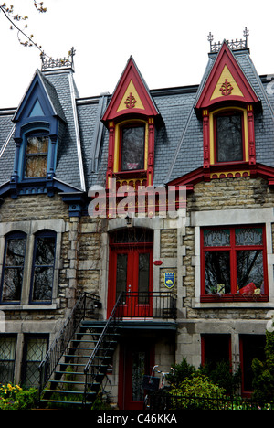 Bunte Erbe Reihenhäuser Futter Carre Saint-Louis Montreal Quebec im Regen Stockfoto