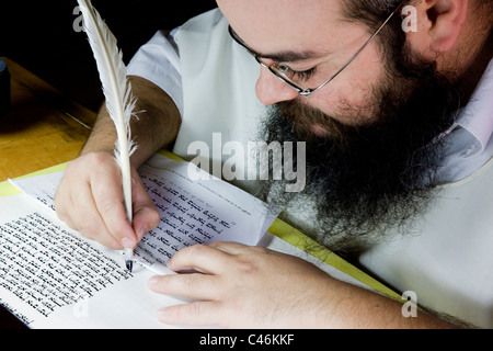 Foto ein orthodoxer Jude, macht die Arbeit von Kopisten der Schriften Stockfoto