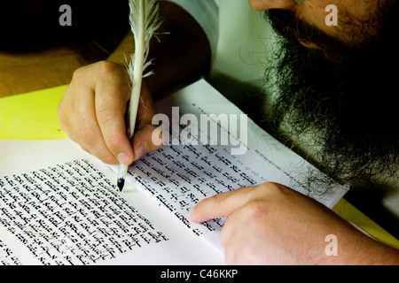 Foto ein orthodoxer Jude, macht die Arbeit von Kopisten der Schriften Stockfoto