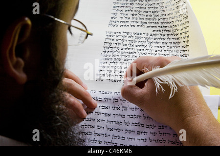 Foto ein orthodoxer Jude, macht die Arbeit von Kopisten der Schriften Stockfoto