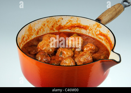 Albondigas (Spanische Fleischbällchen) in Tomatensoße, Calypso, Costa del Sol, Andalusien, Spanien in Westeuropa. Stockfoto