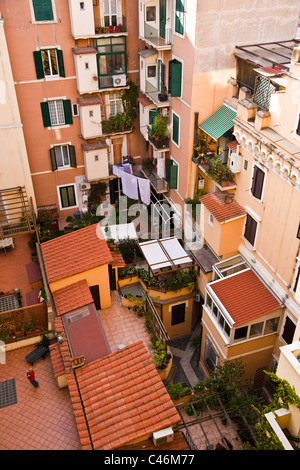 Ein Blick nach unten in eine Wohnung Hof Komplex in Rom, Italien Stockfoto