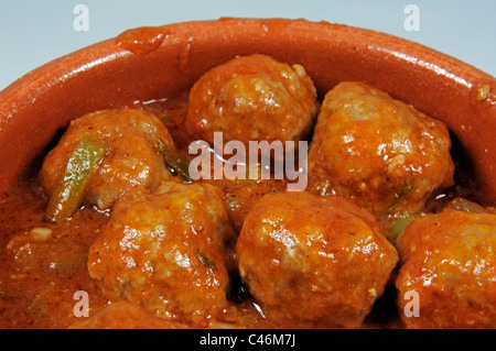 Albondigas (Spanische Fleischbällchen) in Tomatensoße, Calypso, Costa del Sol, Andalusien, Spanien in Westeuropa. Stockfoto