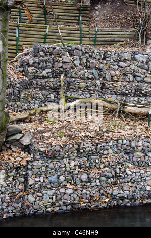 Ein Gabione Korb entlang der Clark Fork River in der Nähe von Higgins Avenue hilft die Seiten des Flusses gegen Erosion zu schützen. Stockfoto