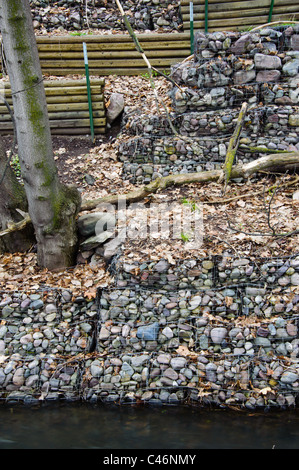 Ein Gabione Korb entlang der Clark Fork River in der Nähe von Higgins Avenue hilft die Seiten des Flusses gegen Erosion zu schützen. Stockfoto