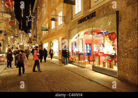 Weihnachtsmarkt mit Geschäften in der mittelalterlichen Altstadt der Stadt Salzburg in Österreich Stockfoto