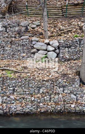 Ein Gabione Korb entlang der Clark Fork River in der Nähe von Higgins Avenue hilft die Seiten des Flusses gegen Erosion zu schützen. Stockfoto