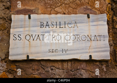 Marmor-Gedenktafel außerhalb der Chiesa di SS Quattro Coronati in Rom Stockfoto