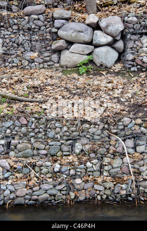 Ein Gabione Korb entlang der Clark Fork River in der Nähe von Higgins Avenue hilft die Seiten des Flusses gegen Erosion zu schützen. Stockfoto