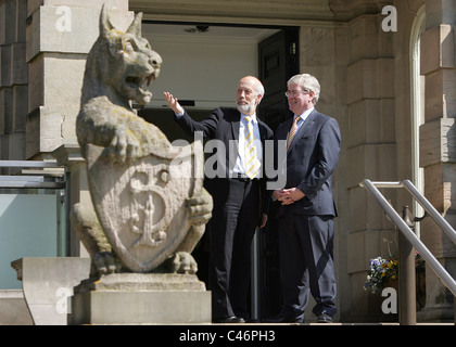 Ein Tánaiste (Irisch Vizepremierminister) Eamon Gilmore plaudert Nordirlands Justizminister David Ford außerhalb Stormont Stockfoto